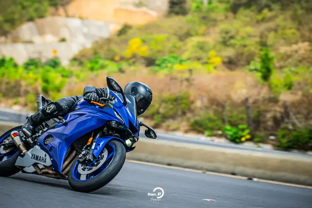 Taking a curve close to the hillside, knee towards the asphalt